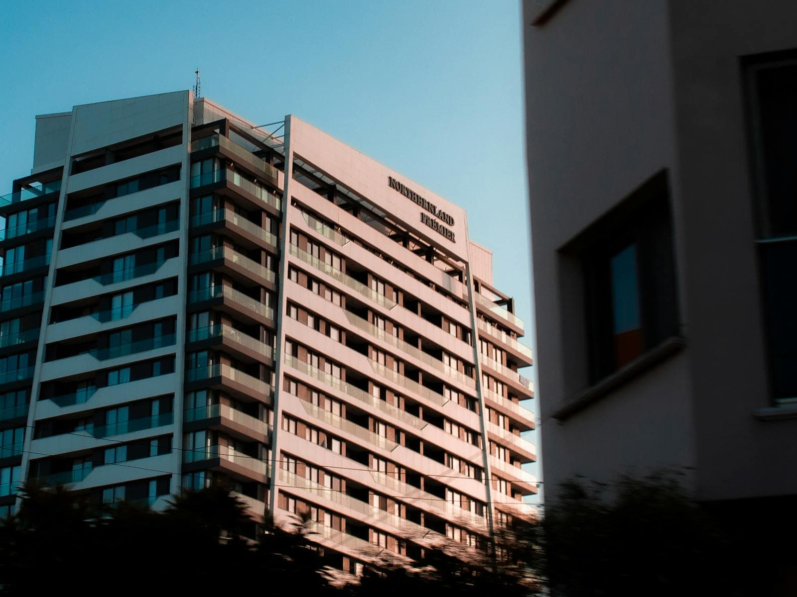Edificio residencial moderno para representar planificación y preparación comunitaria